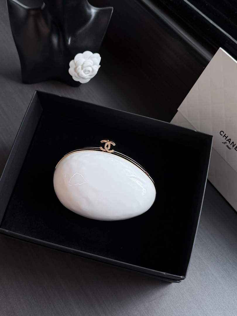 Chanel Evening bag, Resin & gold metal, pearly white-AS6269