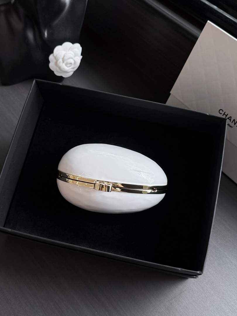 Chanel Evening bag, Resin & gold metal, pearly white-AS6269