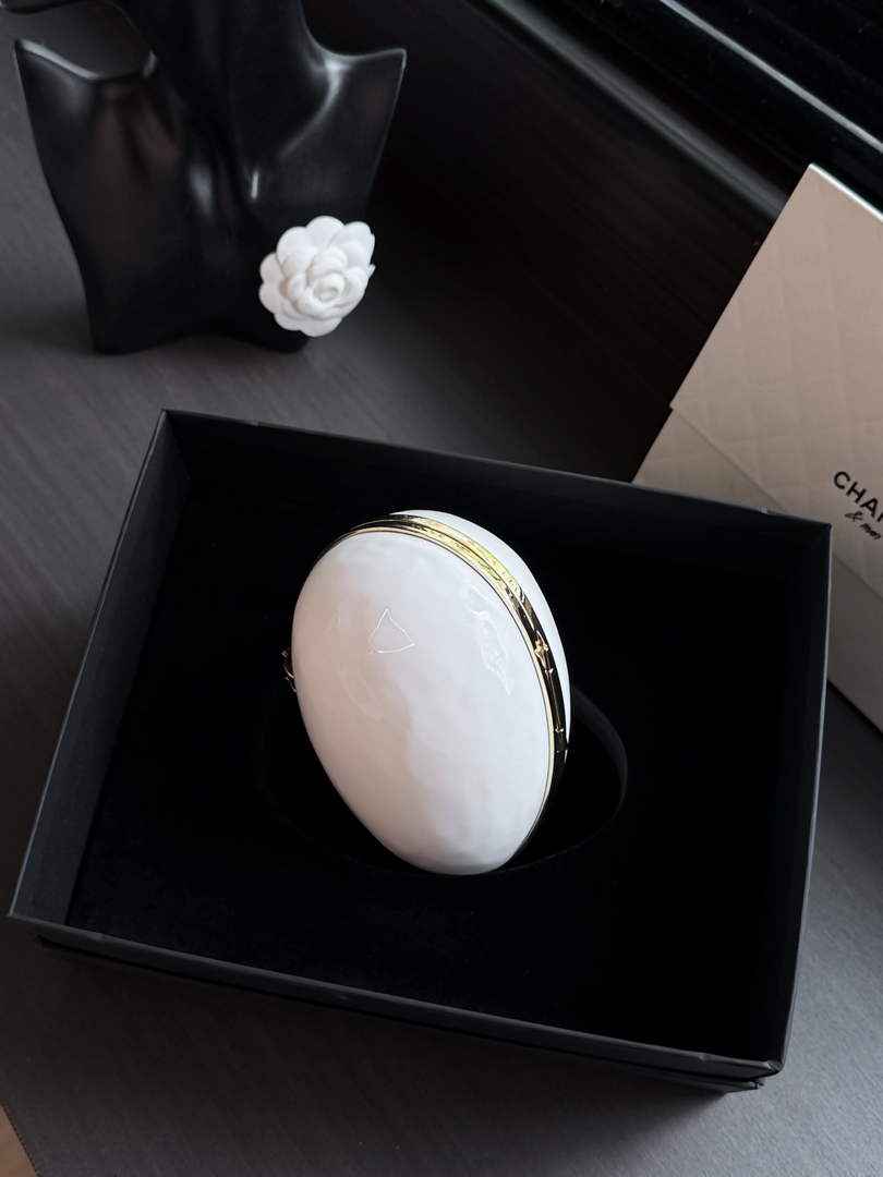 Chanel Evening bag, Resin & gold metal, pearly white-AS6269