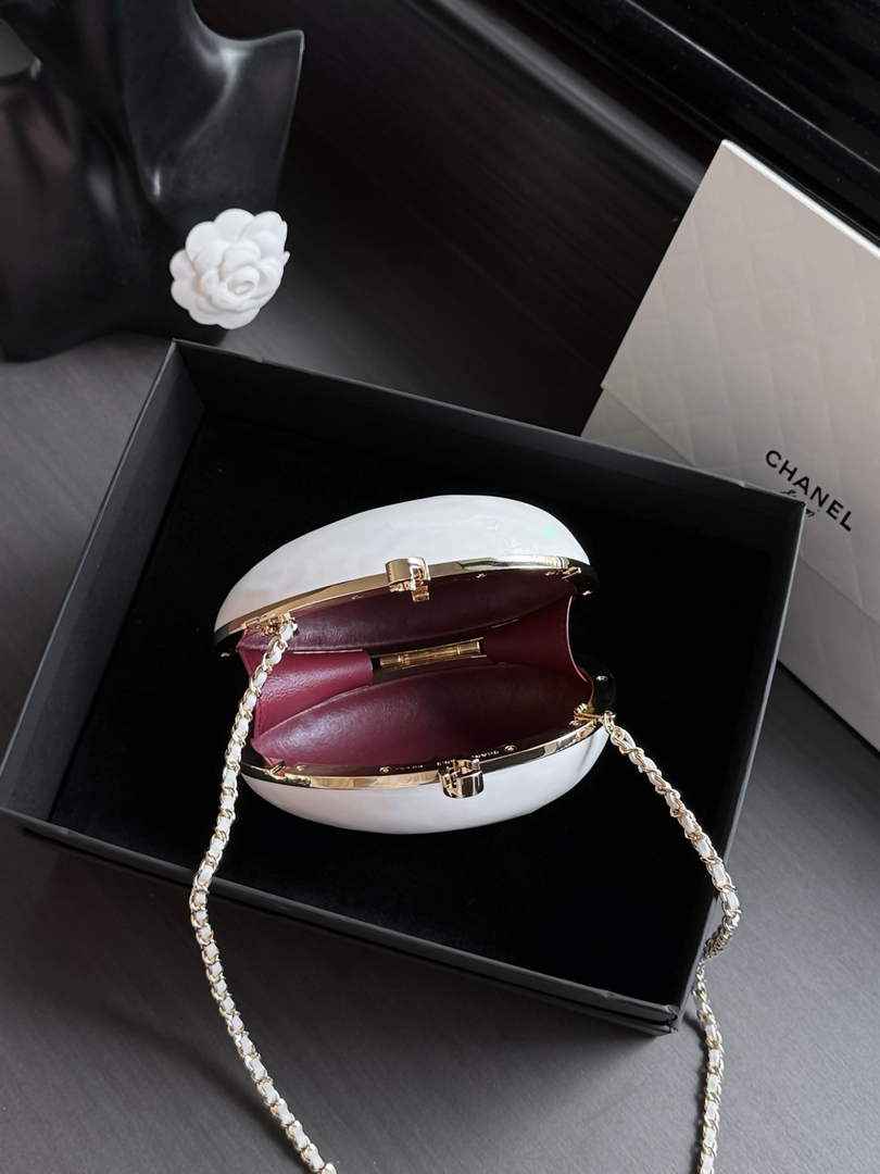 Chanel Evening bag, Resin & gold metal, pearly white-AS6269