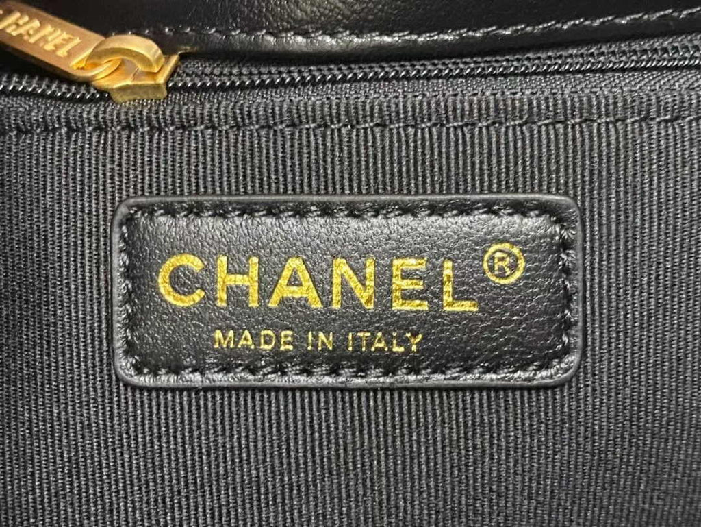 Chanel Hobo handbag, Shiny calfskin & gold-tone metal, AS4743 black