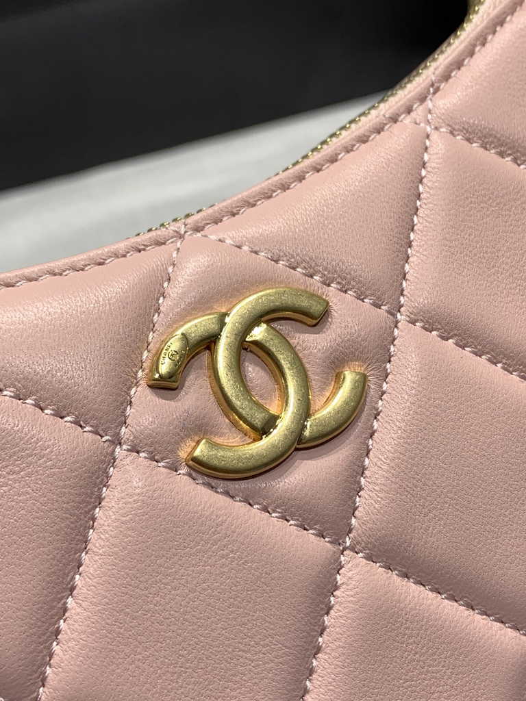 Chanel Hobo handbag Lambskin gold-tone metal Pink AS4220