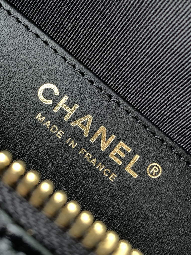 Chanel Hobo handbag, Metallic calfskin, AS5528 black