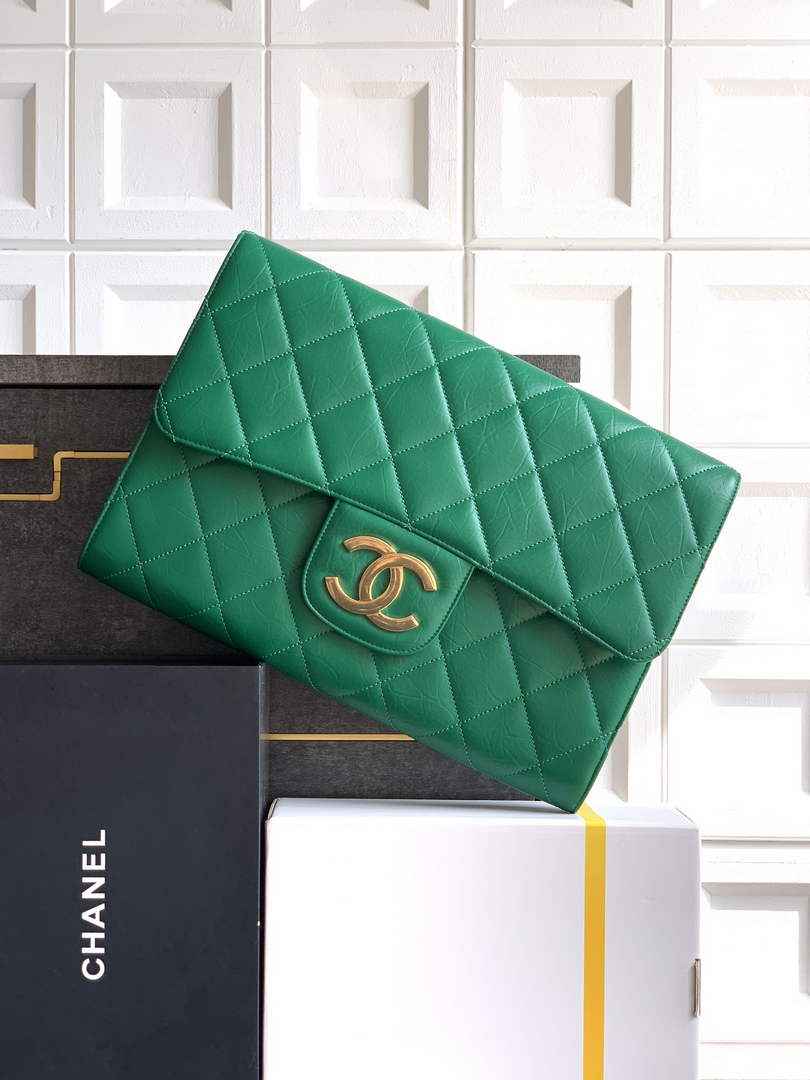 Chanel Large clutch,  Shiny crumpled calfskin, AP4944 green
