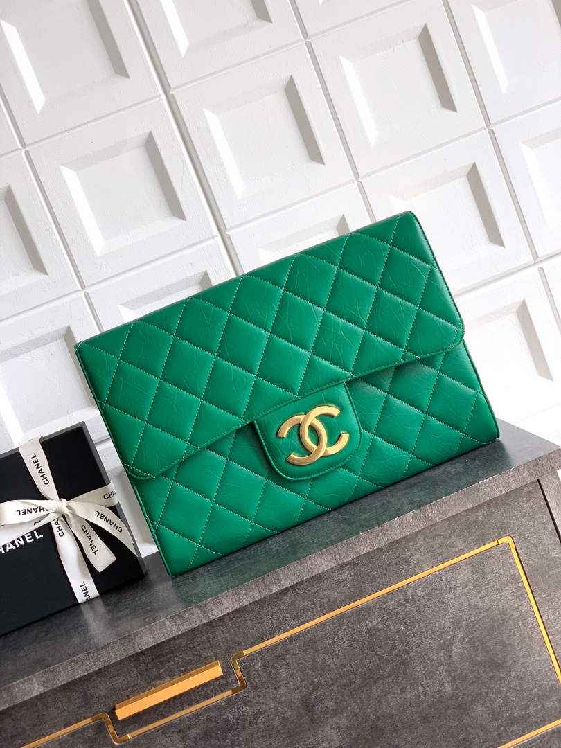 Chanel Large clutch,  Shiny crumpled calfskin, AP4944 green