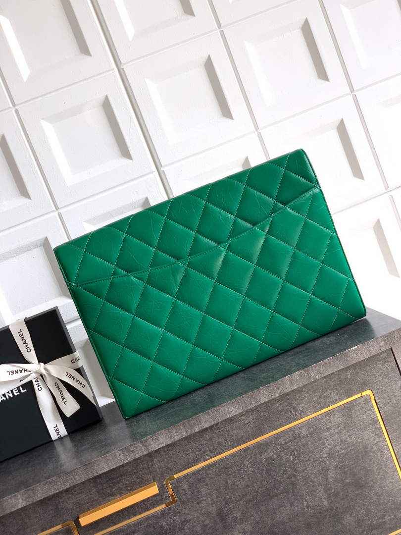 Chanel Large clutch,  Shiny crumpled calfskin, AP4944 green
