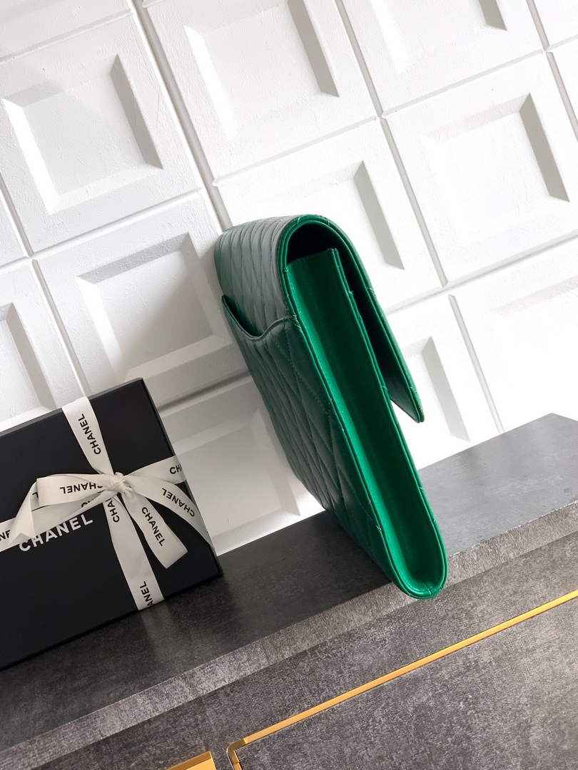 Chanel Large clutch,  Shiny crumpled calfskin, AP4944 green