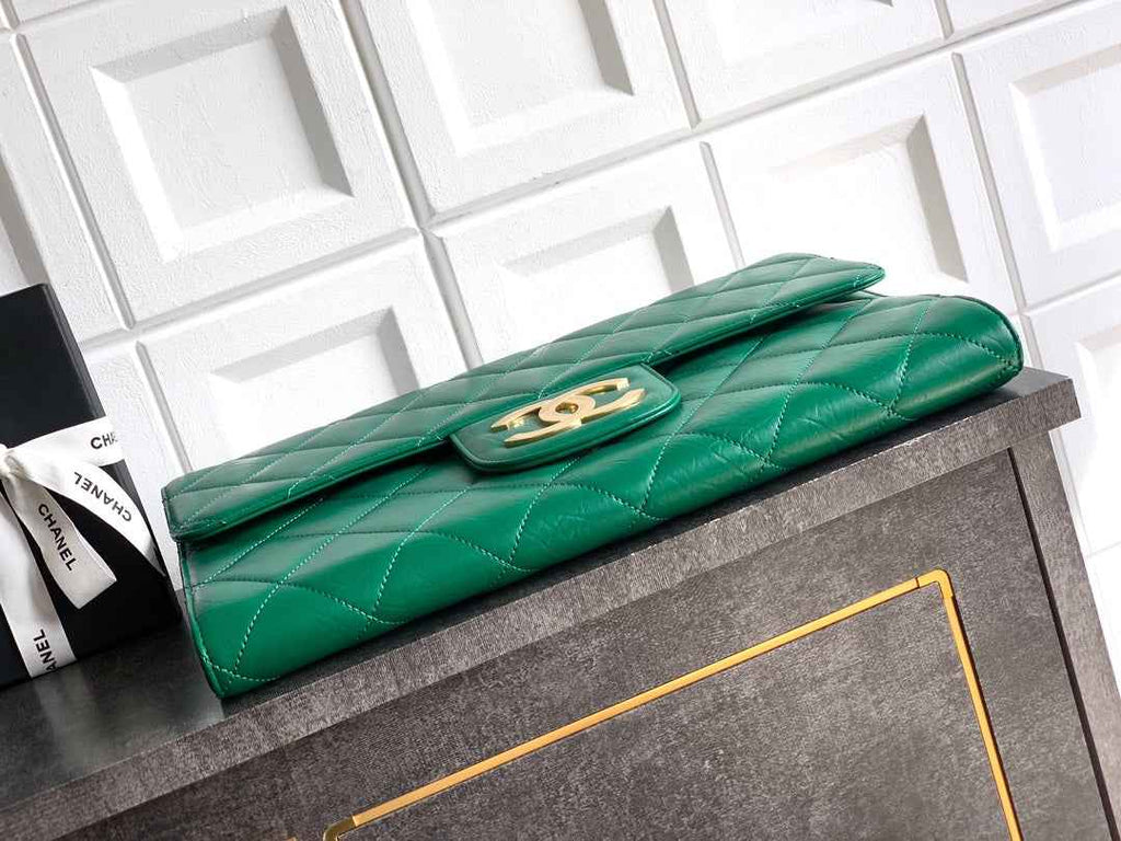 Chanel Large clutch,  Shiny crumpled calfskin, AP4944 green
