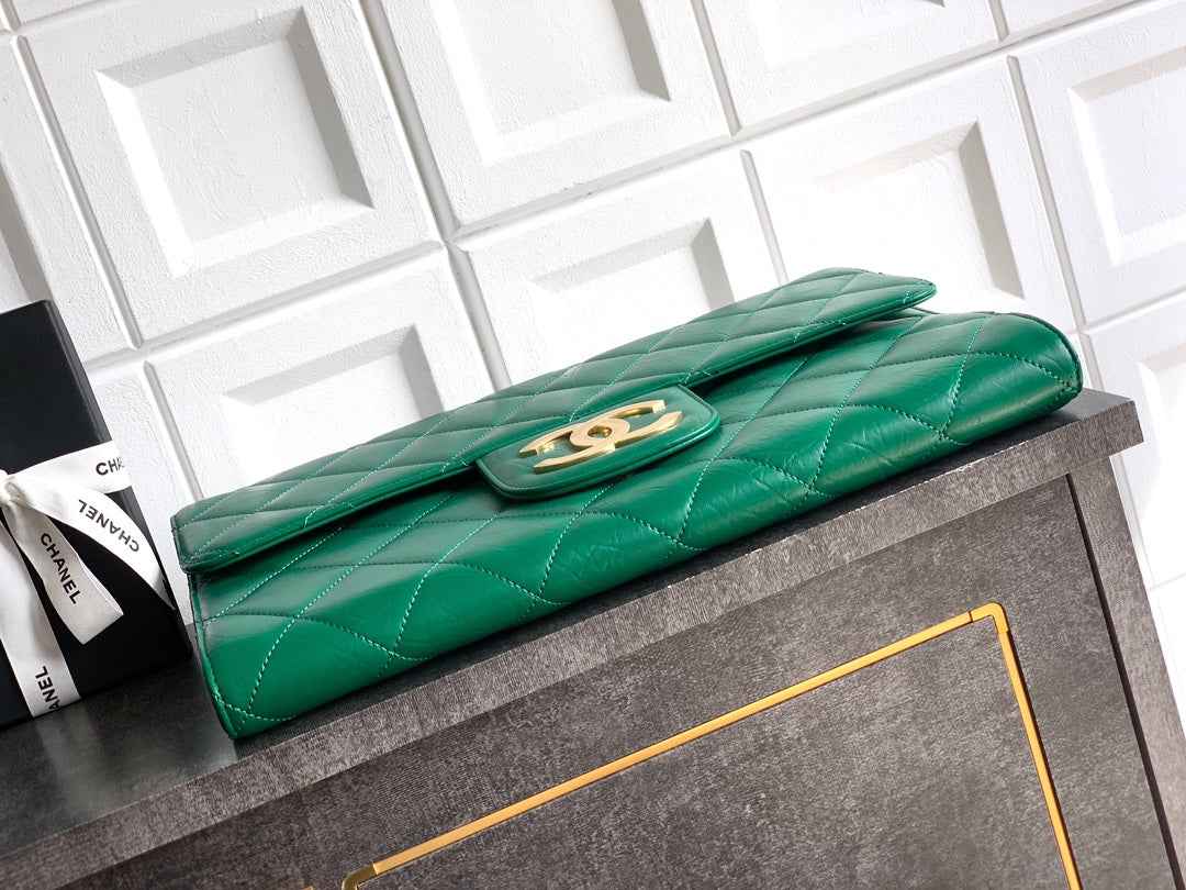 Chanel Large clutch,  Shiny crumpled calfskin, AP4944 green