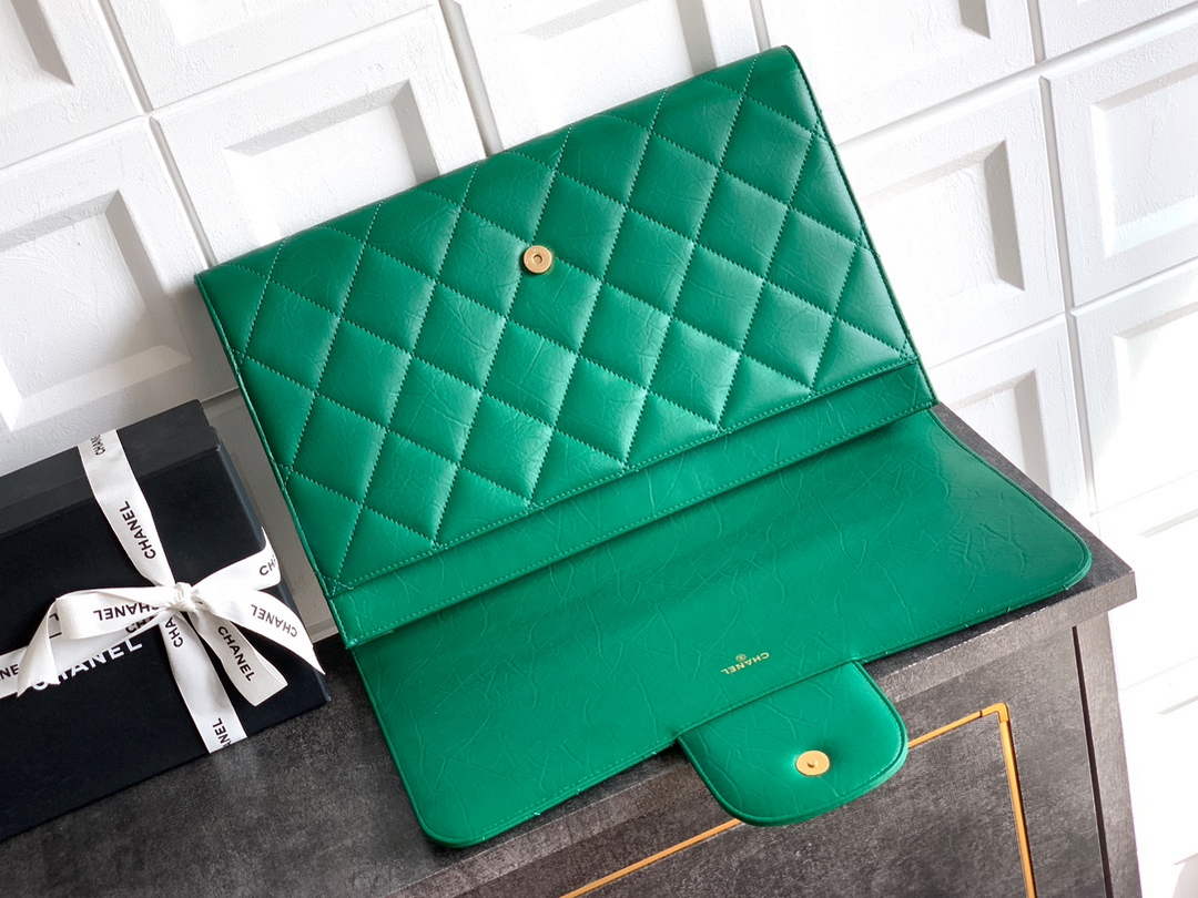 Chanel Large clutch,  Shiny crumpled calfskin, AP4944 green