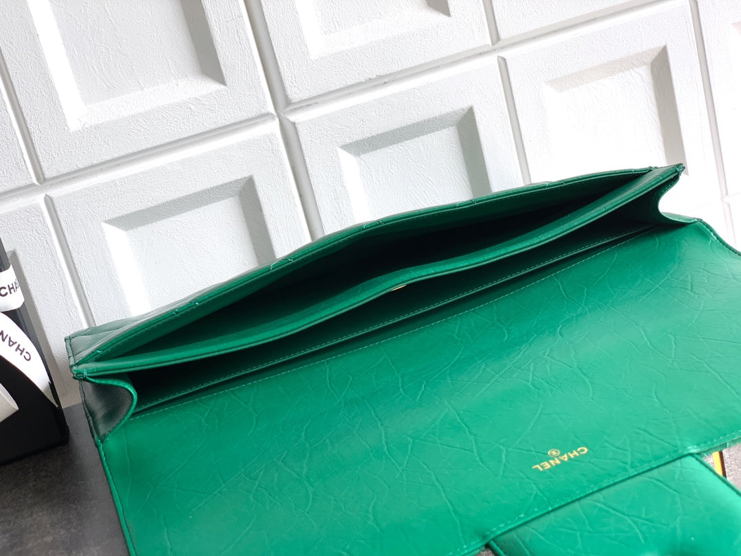 Chanel Large clutch,  Shiny crumpled calfskin, AP4944 green