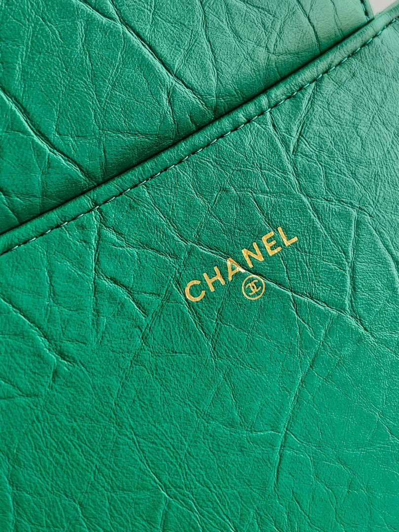 Chanel Large clutch,  Shiny crumpled calfskin, AP4944 green