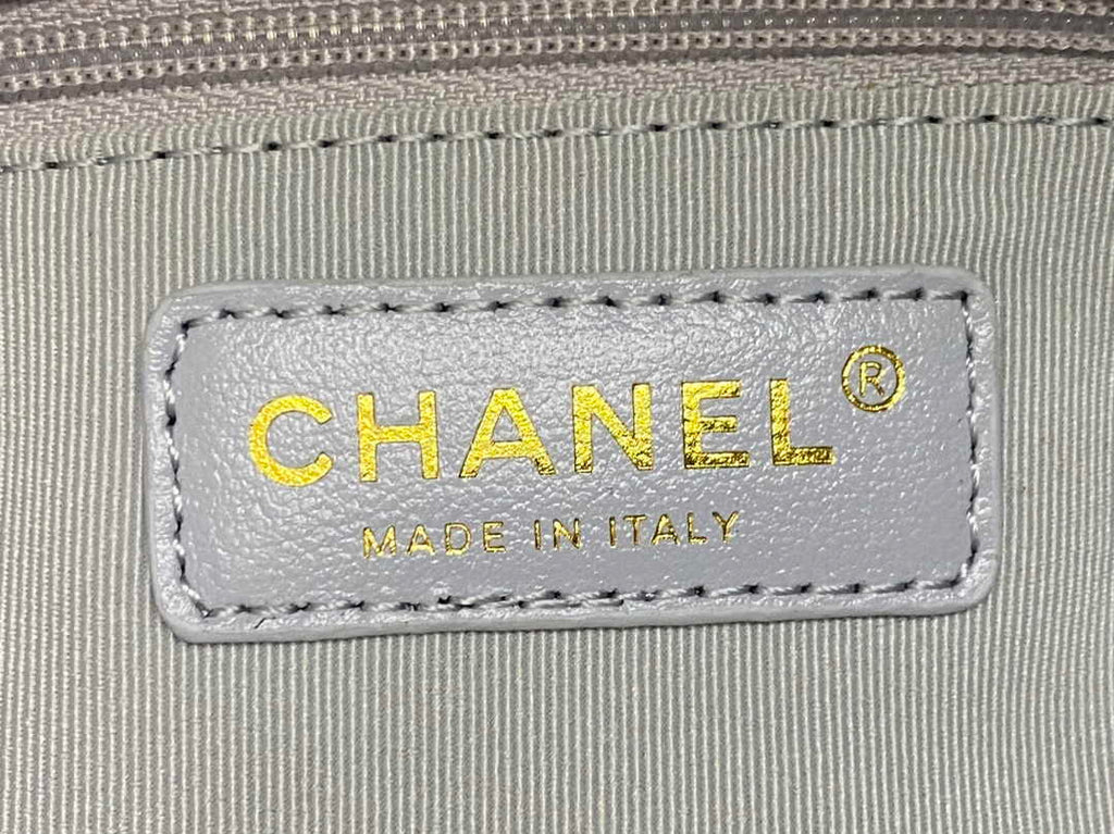 Chanel Large hobo bag, Shiny calfskin & gold-tone metal, AS4668 Gray