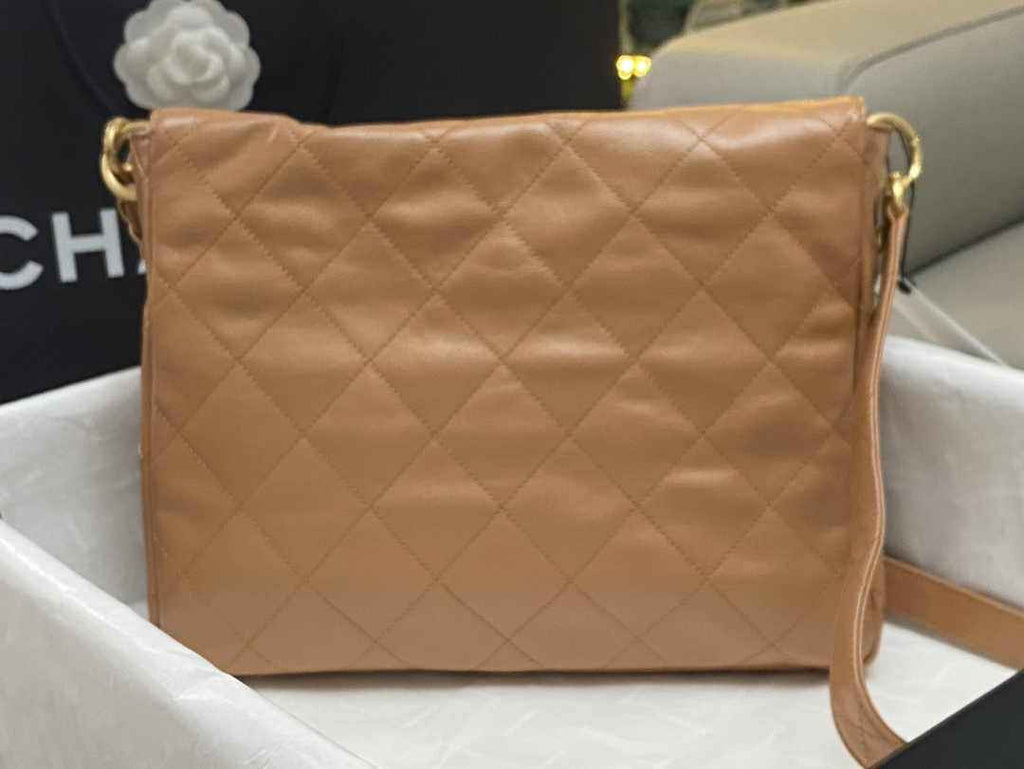 Chanel Large hobo bag, Shiny calfskin & gold-tone metal, AS4668 Camel