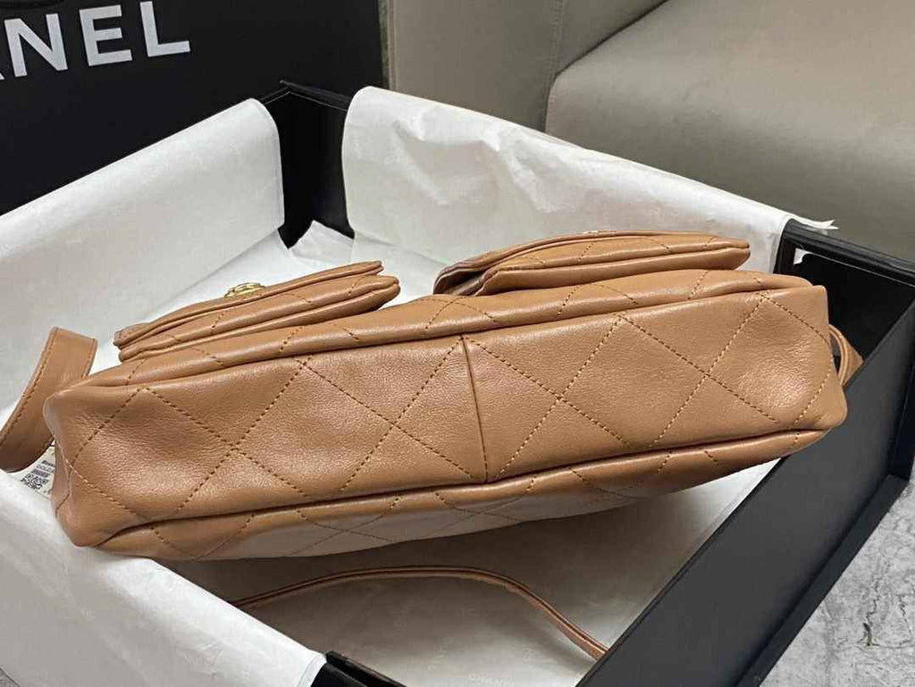 Chanel Large hobo bag, Shiny calfskin & gold-tone metal, AS4668 Camel