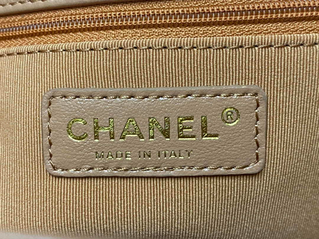 Chanel Large hobo bag, Shiny calfskin & gold-tone metal, AS4668 Camel