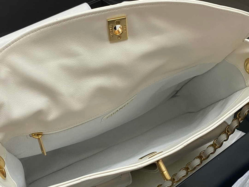 Chanel Large hobo bag, Shiny calfskin & gold-tone metal, AS4668 white