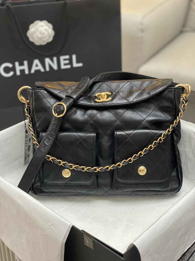 Chanel Large hobo bag, Shiny calfskin & gold-tone metal, AS4668 black