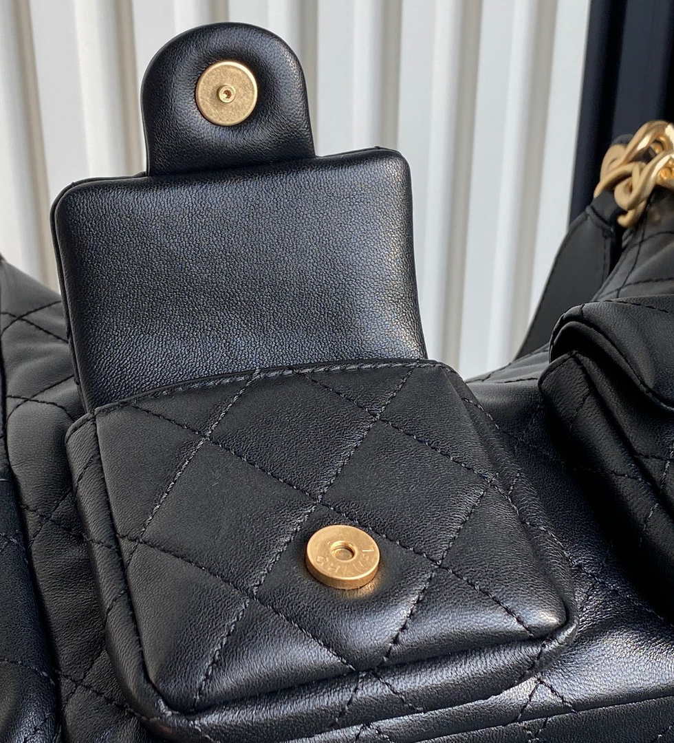 Chanel large hobo bag, Shiny lambskin AS5339 black