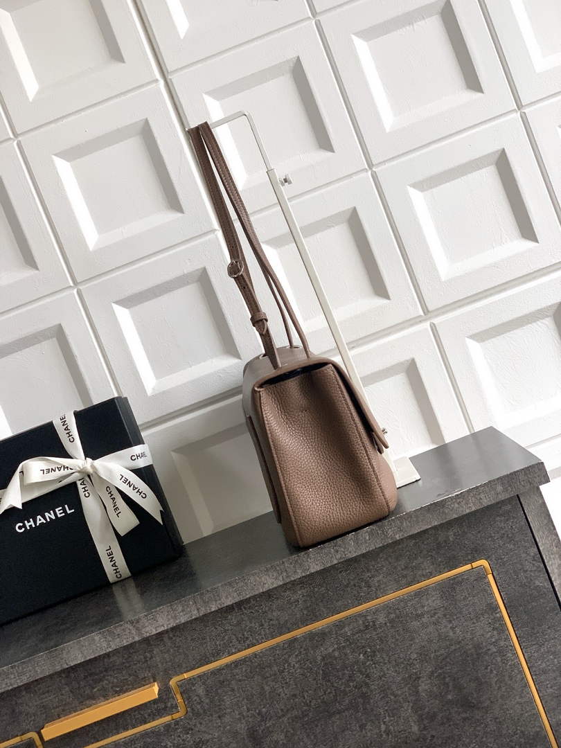 Chanel Maxi Flapbag AS6231 Grained Calfskin Light Brown Silver