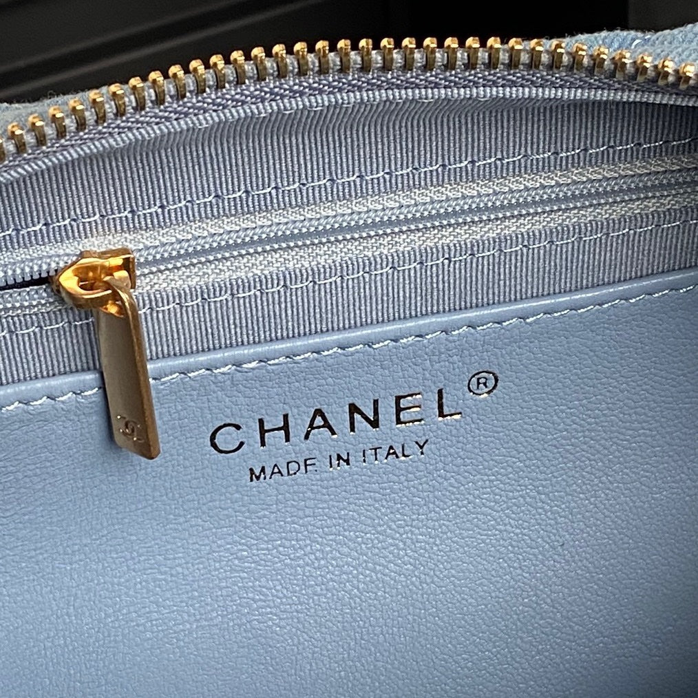 Chanel maxi hobo bag, Washed denim AS5302 blue