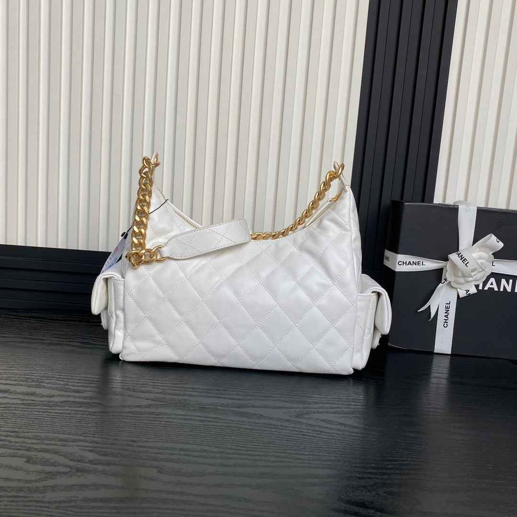Chanel maxi hobo bag, Shiny lambskin AS5302 white