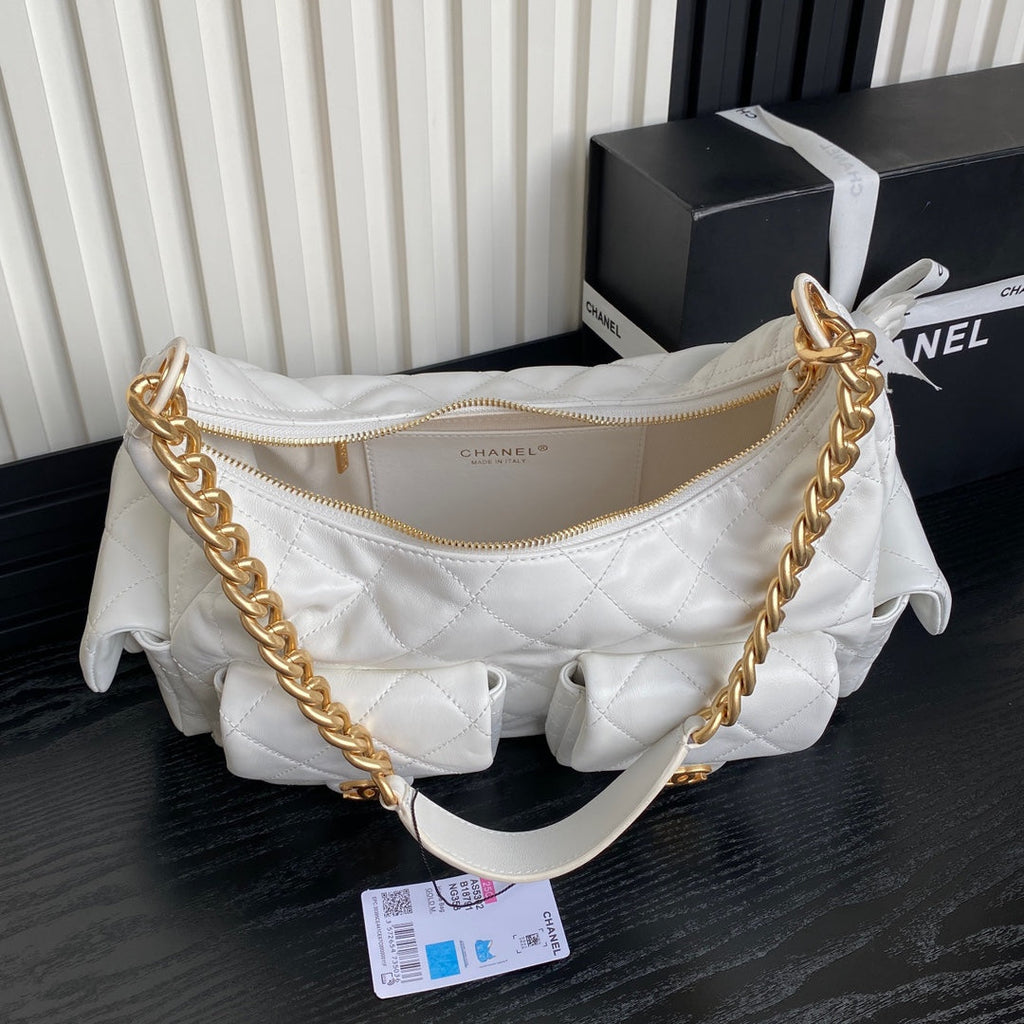 Chanel maxi hobo bag, Shiny lambskin AS5302 white