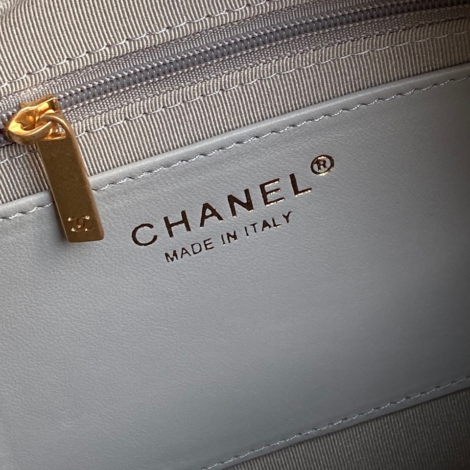 Chanel maxi hobo bag, Shiny lambskin AS5302 gray