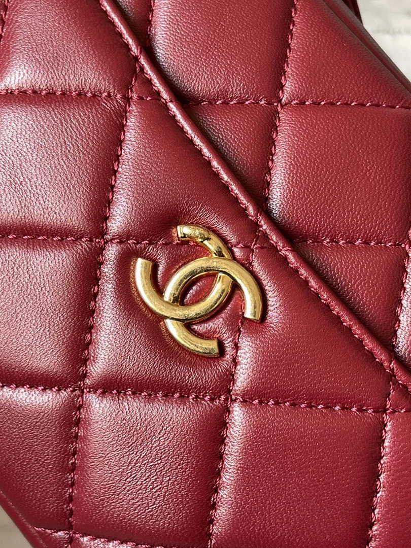 Chanel Mini camera case, Shiny lambskin AS5190 red