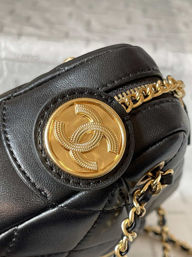 Chanel Mini camera case, Shiny lambskin AS5190 black