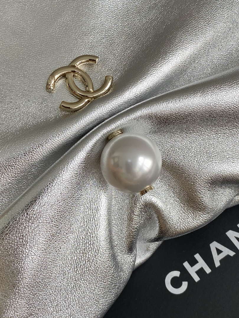 CHANEL Silver Metallic Quilted Chain Clutch - AP4613