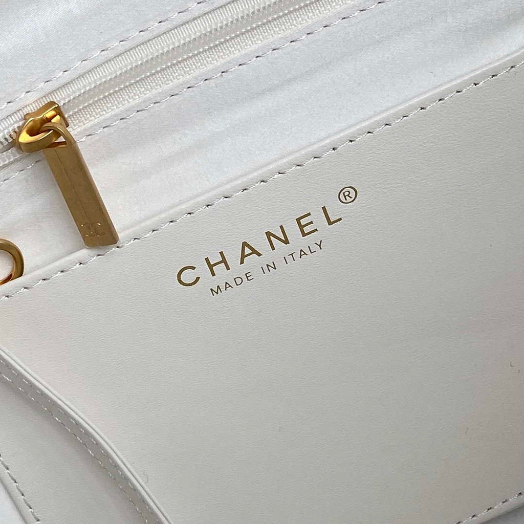 Chanel Shopping bag, Shiny lambskin AS5315 white