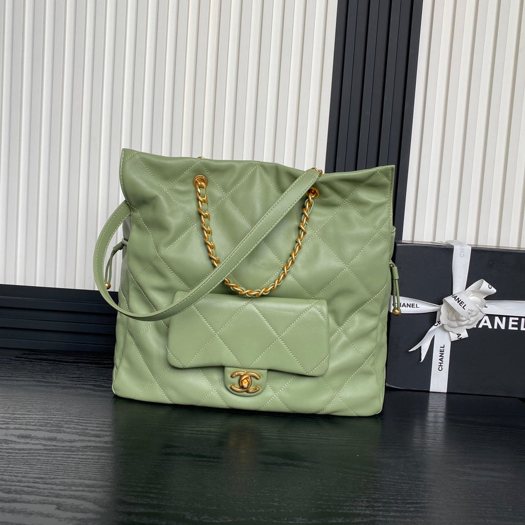 Chanel Shopping bag, Shiny lambskin AS5315 green