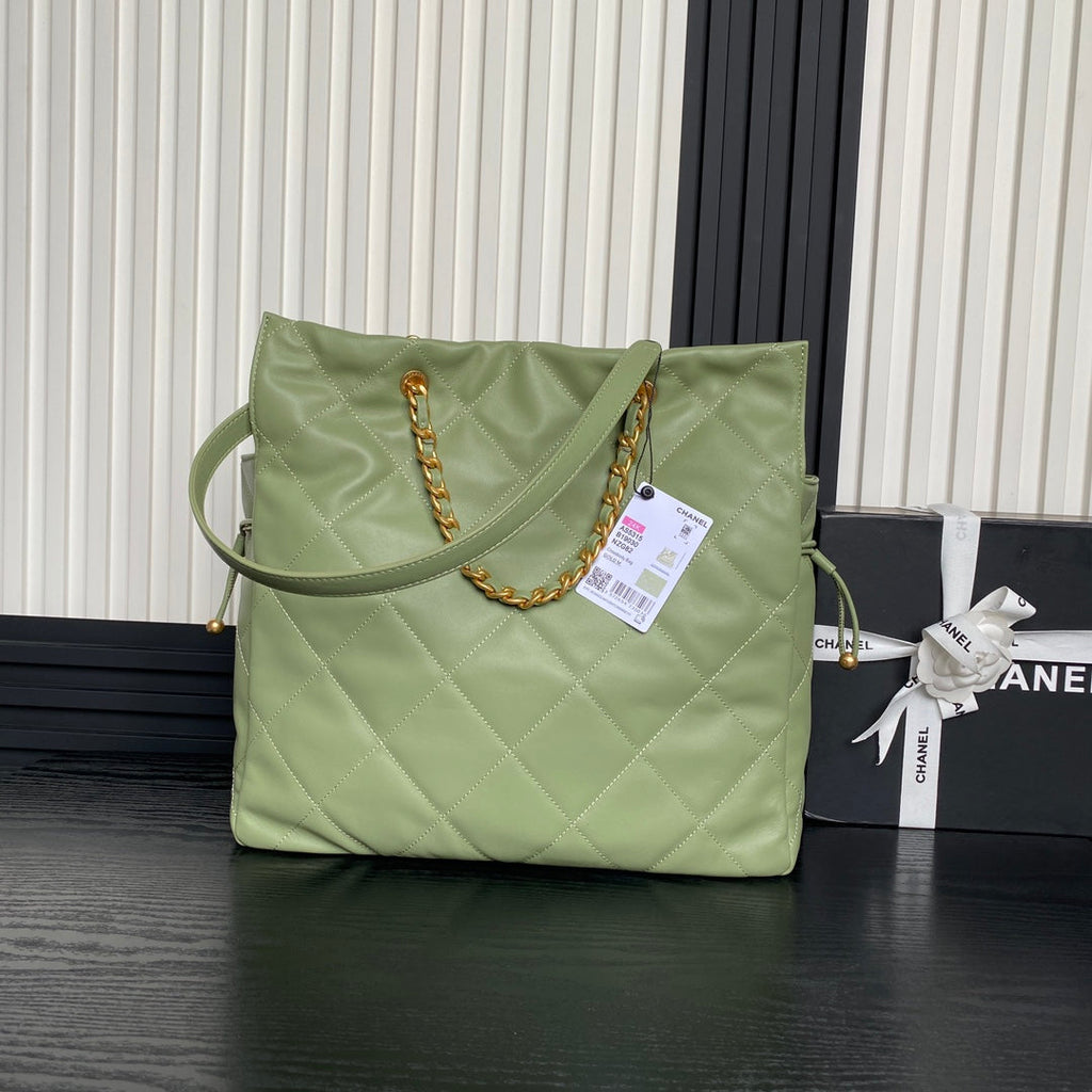 Chanel Shopping bag, Shiny lambskin AS5315 green