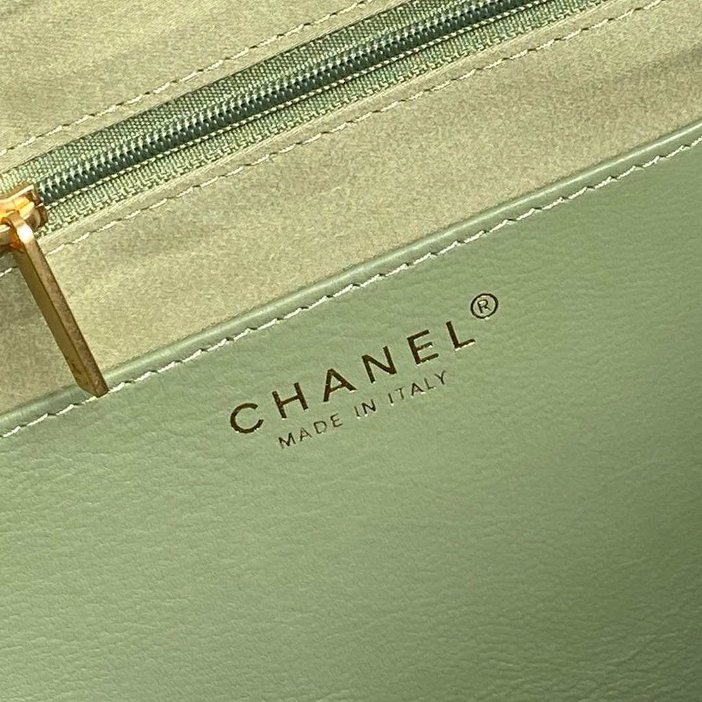 Chanel Shopping bag, Shiny lambskin AS5315 green