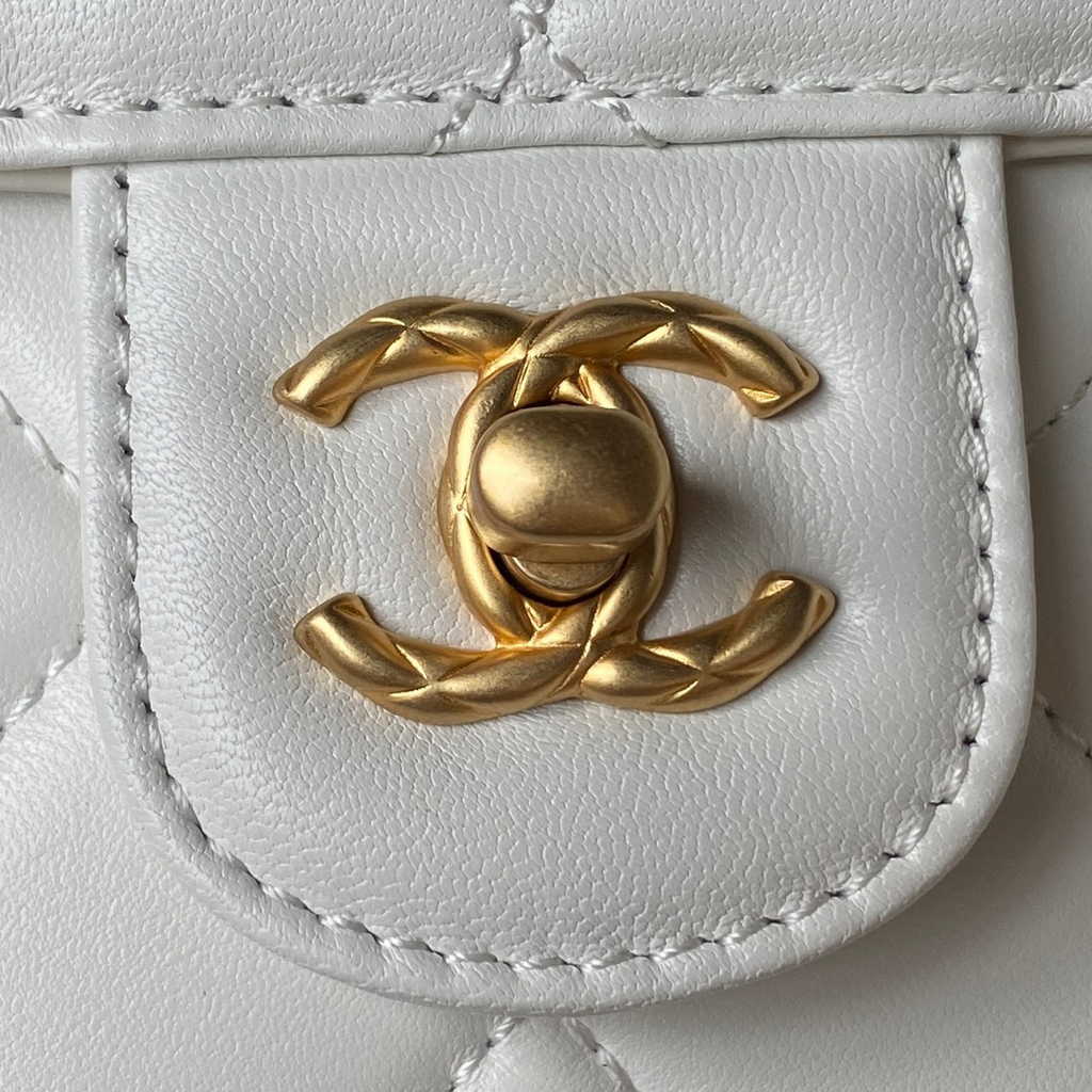 Chanel Small Vanity Case White Lambskin Gold-tone Metal AS3973