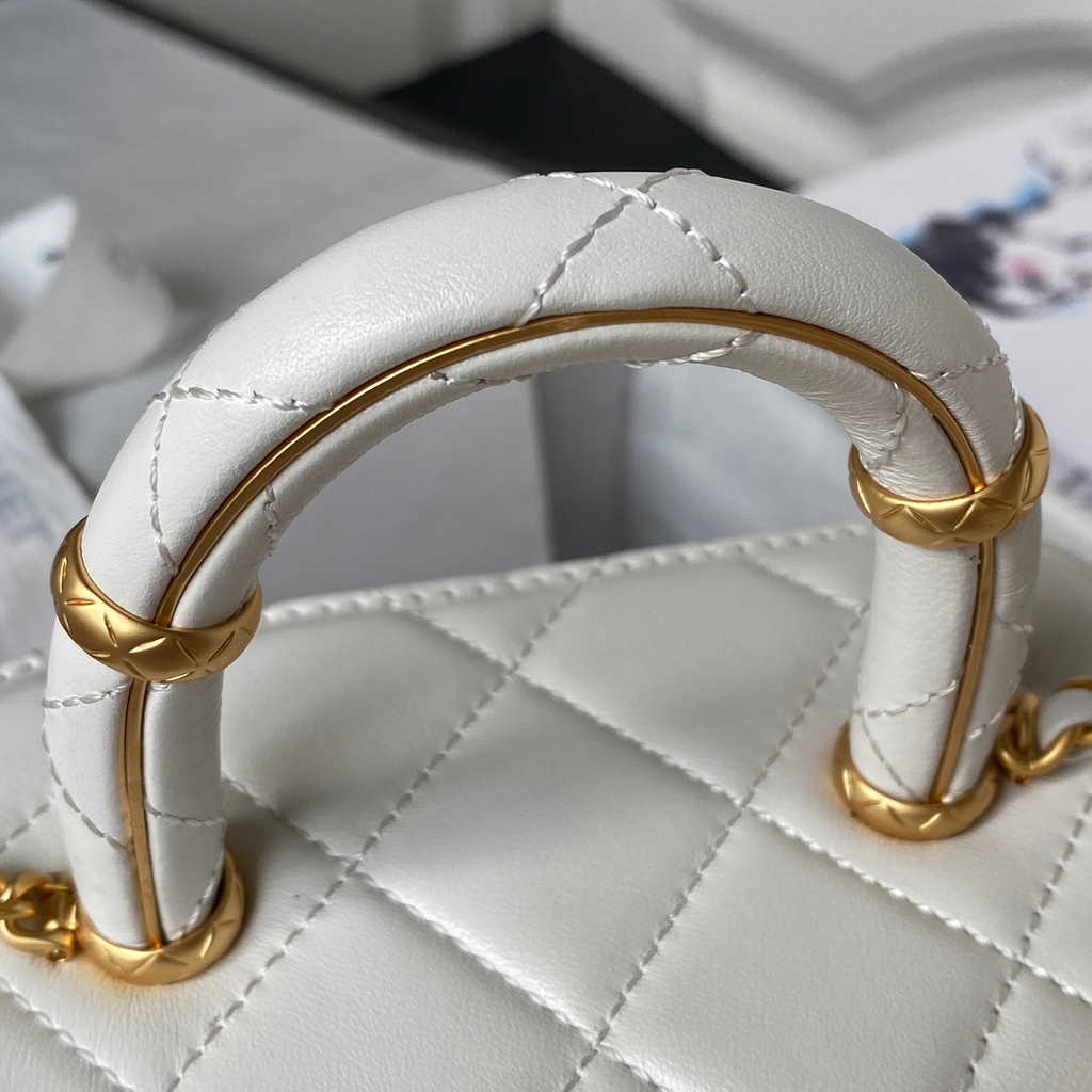 Chanel Small Vanity Case White Lambskin Gold-tone Metal AS3973