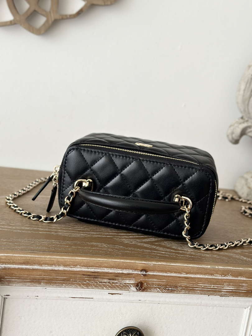 Chanel Vanity Case, 66021 black lambskin