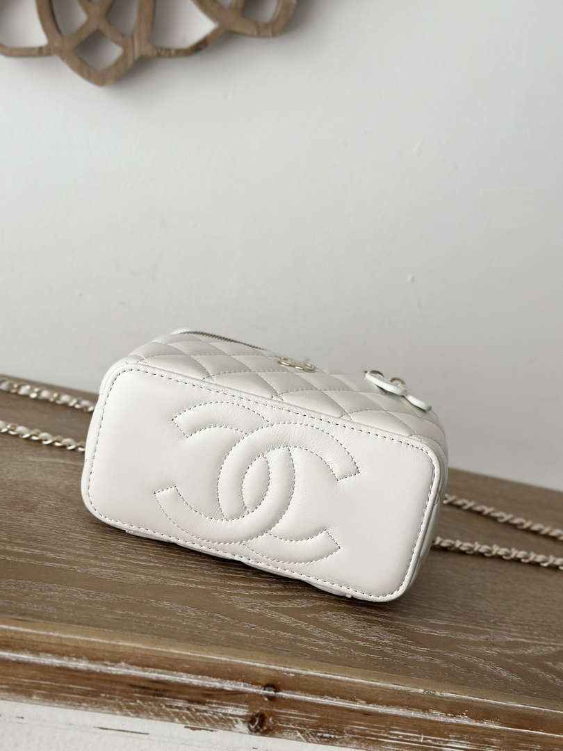 Chanel Vanity Case, 66021 white lambskin