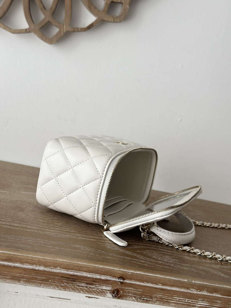 Chanel Vanity Case, 66021 white lambskin
