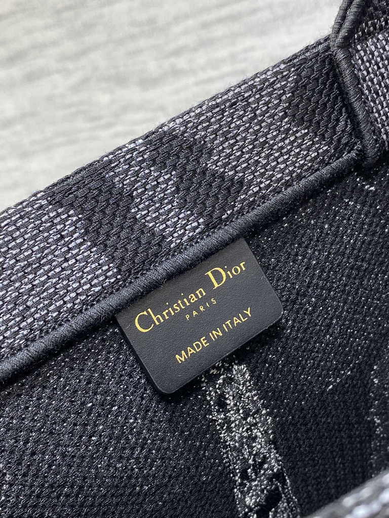 Medium Dior Book Tote M1296 Embroidery M76H