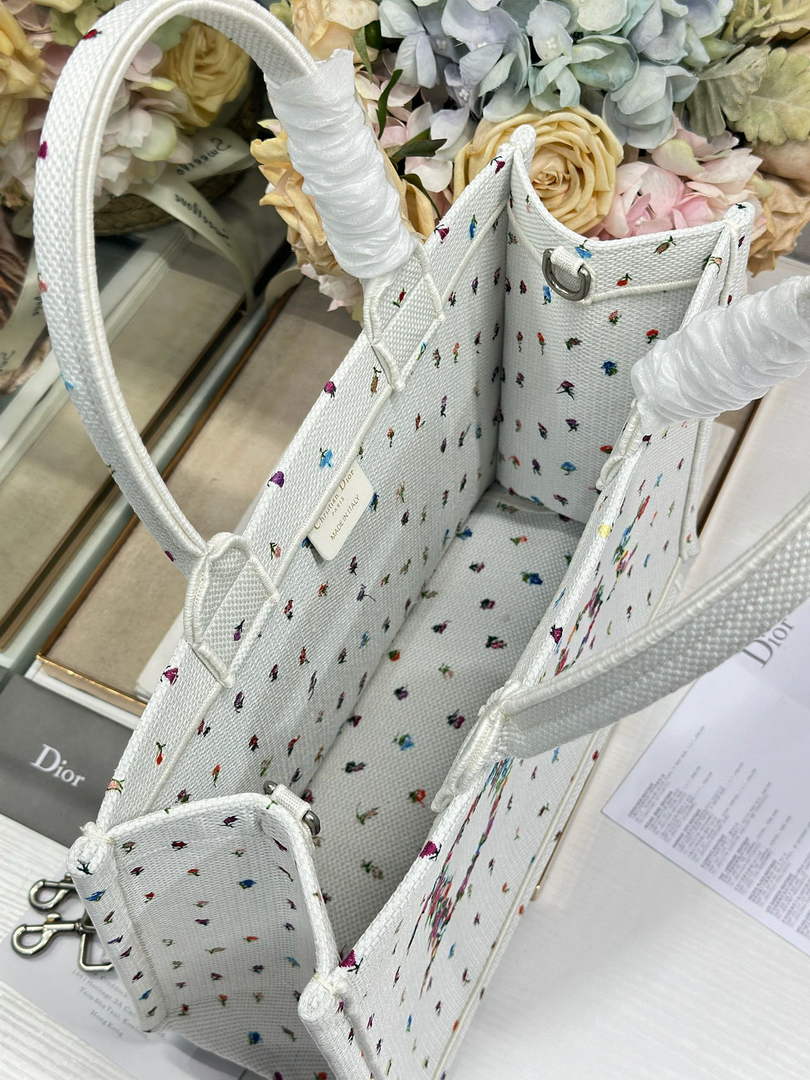 Dioramour Medium Book Tote – White Revolution Flowers - Default Title - View 5