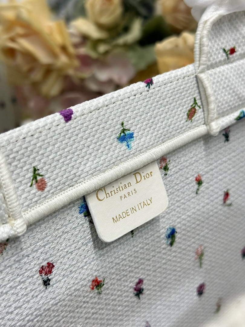 Dioramour Medium Book Tote – White Revolution Flowers - Default Title - View 6