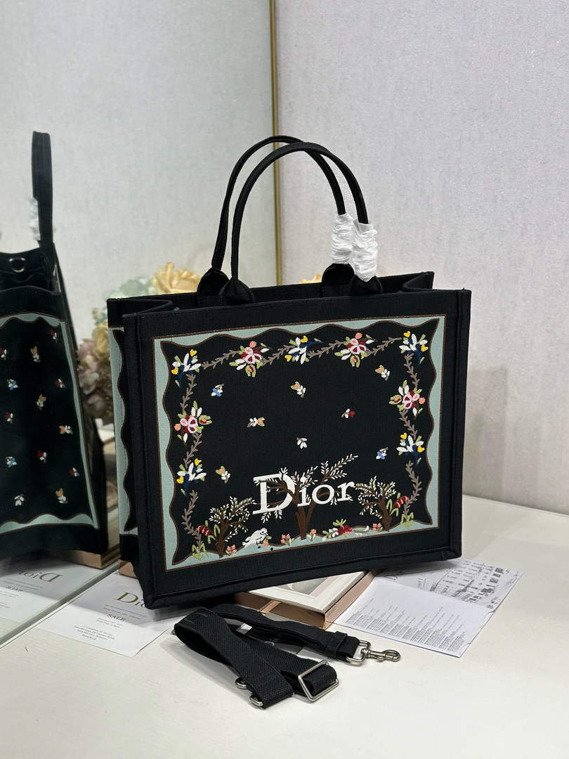 Dioramour Medium Book Tote – Black Revolution Flowers - Default Title - View 2
