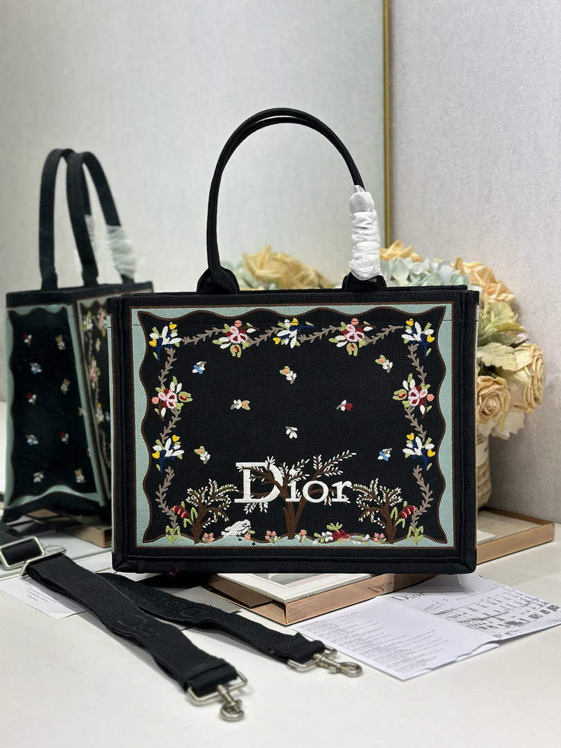 Dioramour Medium Book Tote – Black Revolution Flowers - Default Title - View 3