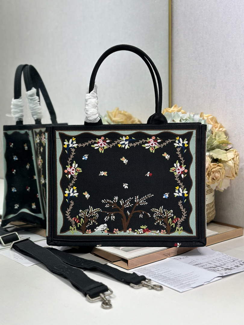 Dioramour Medium Book Tote – Black Revolution Flowers - Default Title - View 4