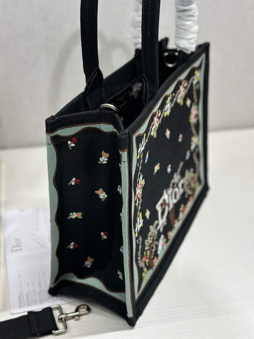 Dioramour Medium Book Tote – Black Revolution Flowers - Default Title - View 5