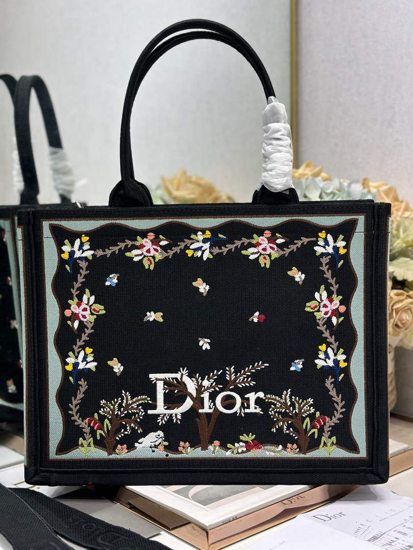 Dioramour Medium Book Tote – Black Revolution Flowers - Default Title - View 1