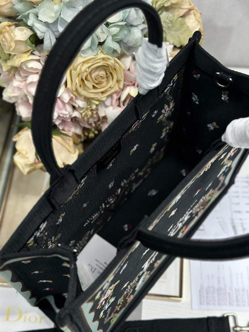 Dioramour Medium Book Tote – Black Revolution Flowers - Default Title - View 7