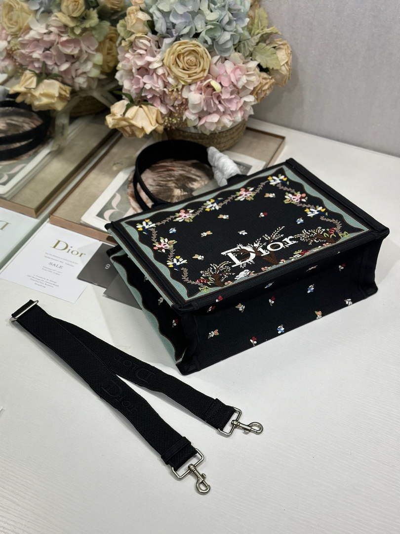 Dioramour Medium Book Tote – Black Revolution Flowers - Default Title - View 10